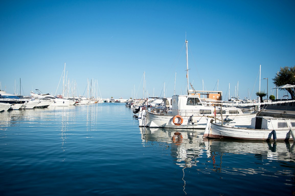 Botafoch property market offers houses and apartments with beautiful views of the marina and the old town.