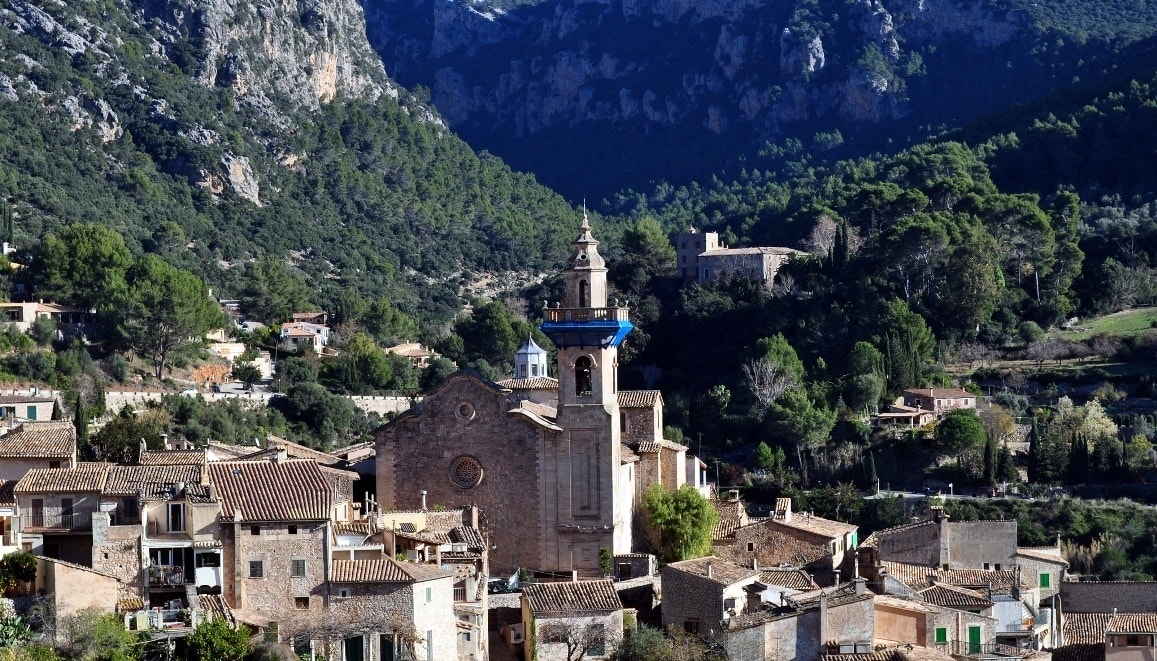 Valldemossa real estate market view.