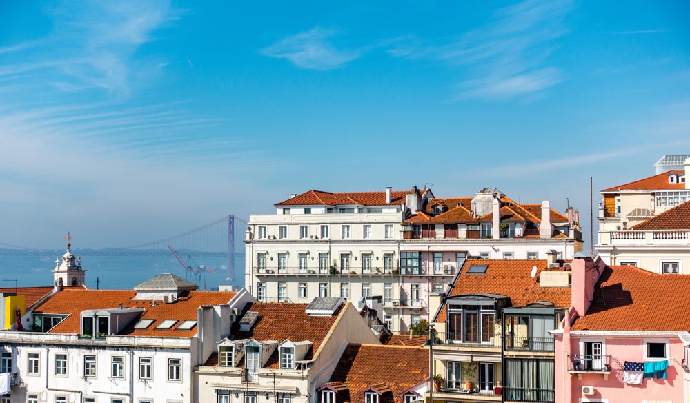 Vista do Rio Tejo a partir do Bairro Alto, em Lisboa, Portugal.